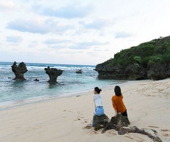 【沖縄】海に頭から飛び込んだ大学生、頭が海底につき首の骨を折る重傷　西原町
